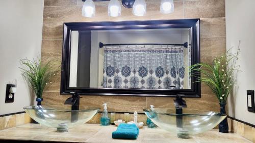 un bagno con due lavandini di fronte a uno specchio di Seaside Gem a Biloxi