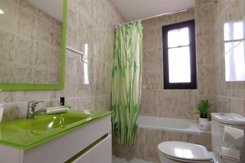 uma casa de banho com um lavatório, um WC e uma janela. em MESTA CENTRO em Soria