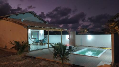 Villa con piscina por la noche en Casa próxima do mar com piscina privativa, en Prado