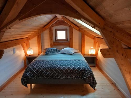 een slaapkamer met een bed op zolder bij Le Rucher de St Pierre in Sainte-Marie-aux-Mines