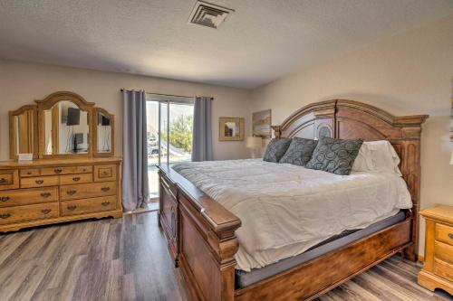 1 dormitorio con 1 cama grande y vestidor en Lake Havasu Home with Heated Pool about 1 Mi to Water en Lake Havasu City