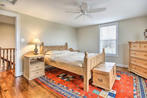 1 dormitorio con 1 cama y ventilador de techo en Annys Farm House in Round Hill Wine Country!, en Middleburg