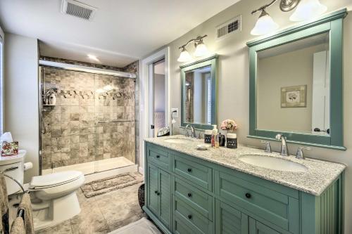 Un baño con lavabo, inodoro y ducha. en Annys Farm House in Round Hill Wine Country!, en Middleburg