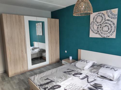 1 dormitorio con cama y espejo grande en Chez l'habitant pour naturistes uniquement, nudist only, en Ville-sur-Yron