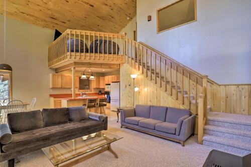 Posezení v ubytování Pagosa Lakes Mountain Hideout with Community Perks!