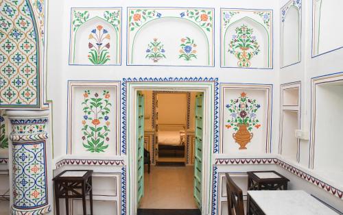 普什卡的住宿－KothiPushkar，墙壁上铺着色彩缤纷的瓷砖的房间