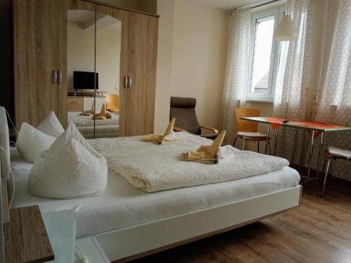 Postel nebo postele na pokoji v ubytování Hotel Ratscafe Ückeritz