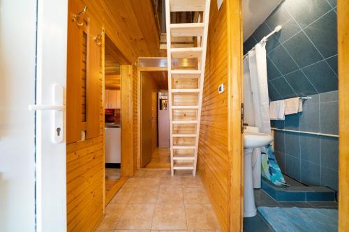 Habitación con baño con escalera. en Apartment Dobre Vode en Žabljak