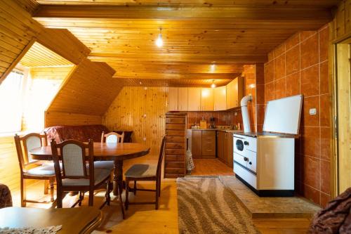 een keuken met een tafel en een koelkast in een kamer bij Apartment Dobre Vode in Žabljak