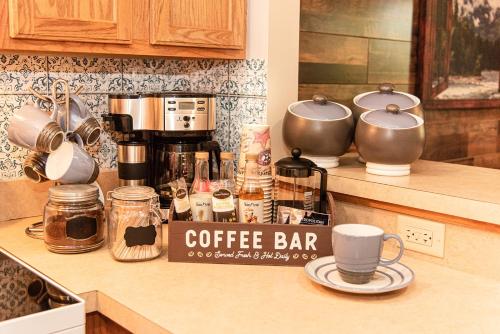 Kemudahan buat kopi dan teh di Camelback Private Home located behind Waterpark & Ski Lift