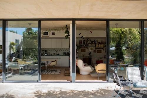 uma casa com portas de vidro deslizantes e um pátio em Maison Jalon em Aix-en-Provence