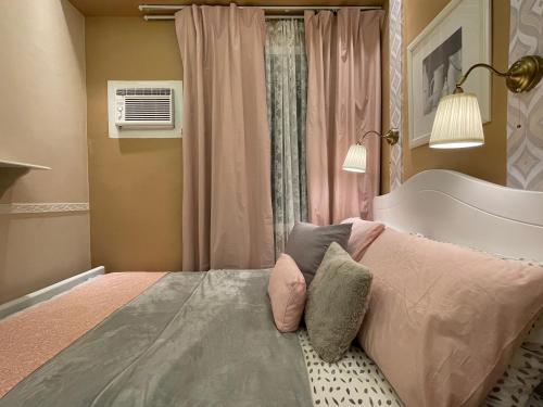 Katil atau katil-katil dalam bilik di SMDC Trees Residences Tower 1 - 2BR Newly Renovated Staycation