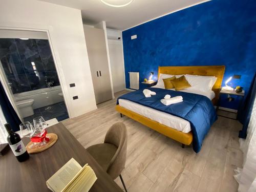 um quarto de hotel com uma cama e uma mesa de jantar em Hotel Plaza Ungheria em Palermo