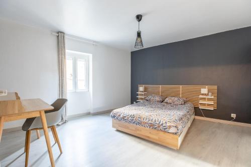 Postel nebo postele na pokoji v ubytování Cosy T2 rénové, proche centre-ville-Fibre/Netflix