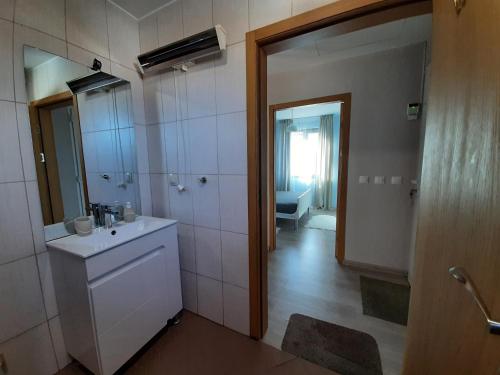 薩帕雷瓦巴尼亞的住宿－Villa Gardenia，一间带水槽和镜子的浴室