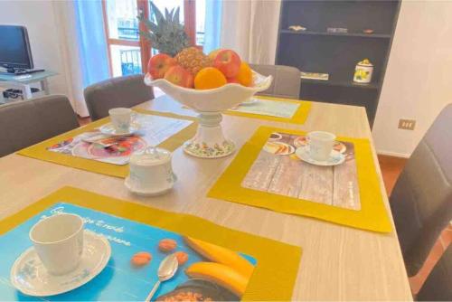 una mesa con un bol de fruta y un plato de comida en G&G Apartment, en Nápoles