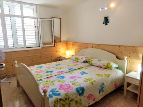 a bedroom with a bed with a floral bedspread at Arguineguin, Ferienhaus direkt am Meer, Casa Perchel in Arguineguín