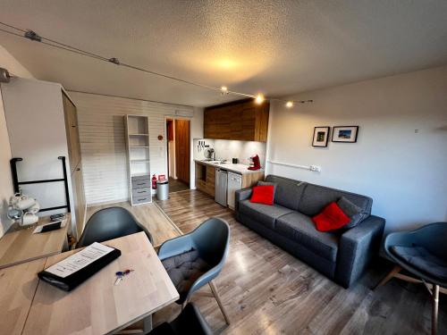 un salon avec un canapé et une table dans l'établissement Appart Les Carroz, aux Carroz d'Arâches