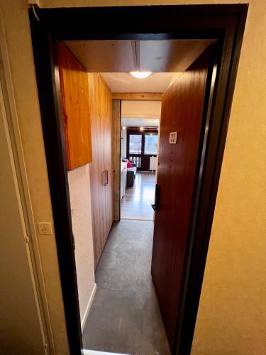 un couloir menant à une chambre avec un couloir dans l'établissement Appart Les Carroz, aux Carroz d'Arâches