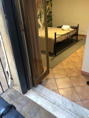 una puerta abierta a una habitación con cama en Narciso Katane suites, en Catania
