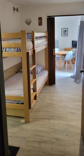 - une chambre avec lits superposés dans une auberge de jeunesse dans l'établissement Studio Mouflon RDC balcon plein SUD garage FONT-ROMEU, à Font-Romeu-Odeillo-Via