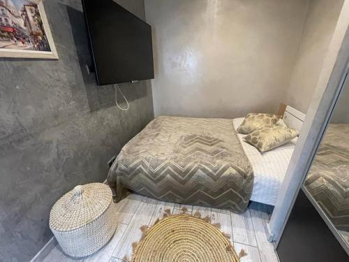 Kleines Zimmer mit 2 Betten und einem TV in der Unterkunft Le sacré cœur in Paris