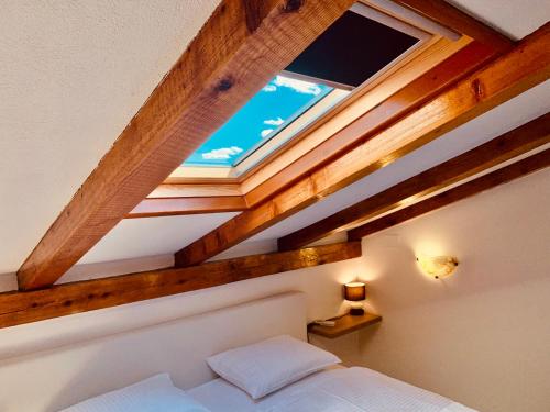 Posteľ alebo postele v izbe v ubytovaní Seamans Apartment