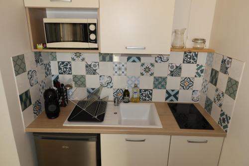 Kuchyňa alebo kuchynka v ubytovaní Charmant 2 pièces proche d Honfleur, piscine en saison, parking gratuit, Wifi