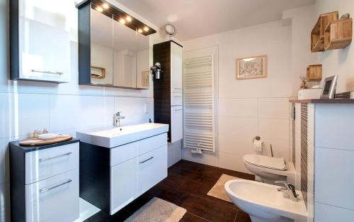 Koupelna v ubytování Komfortables Ferienhaus Strandtiger mit Kamin, Garten, Terrasse, Katzenaußengehege & Wallbox