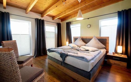 Postel nebo postele na pokoji v ubytování Komfortables Ferienhaus Strandtiger mit Kamin, Garten, Terrasse, Katzenaußengehege & Wallbox