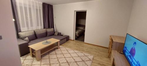 un soggiorno con divano e tavolo di Pelguranna Apartment a Tallinn