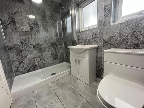 Et badeværelse på Chalet 59 Florida Holiday Park Hemsby