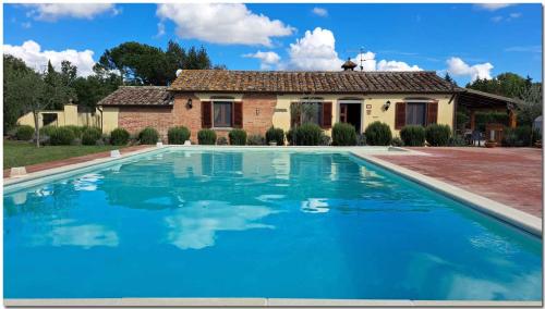 ein Haus mit einem Pool vor einem Haus in der Unterkunft Holiday home in Cortona/Toskana 30389 in Cortona
