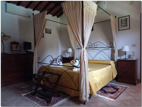 ein Schlafzimmer mit einem Himmelbett in der Unterkunft Holiday home in Cortona/Toskana 30389 in Cortona