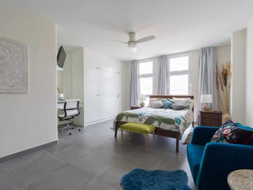 um quarto com uma cama e uma sala de estar em MCD Sea Sunset Deluxe em Las Palmas de Gran Canaria