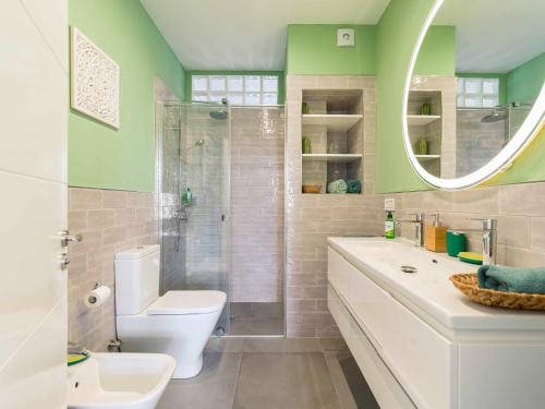 uma casa de banho com um WC, um chuveiro e um lavatório. em MCD Sea Sunset Deluxe em Las Palmas de Gran Canaria