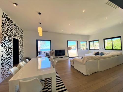 a living room with a couch and a table at Villa Marine - 10 pers - Centre Cassis - Piscine in Cassis