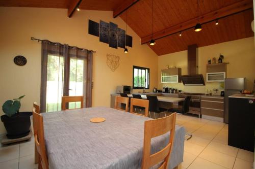 une salle à manger et une cuisine avec une table et des chaises dans l'établissement Grande villa contemporaine proche randonnée et ski, à Vicdessos