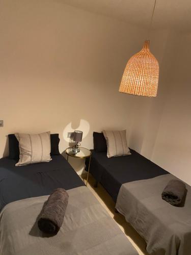 - une chambre avec 2 lits et un éclairage dans l'établissement Torrox beach, à Torrox Costa
