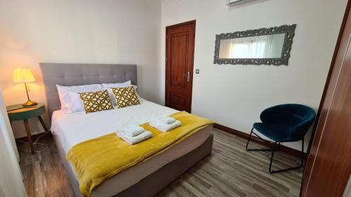 1 dormitorio con 1 cama con 2 toallas en Santa Luzia Apt 59 A, en Ribeira Grande