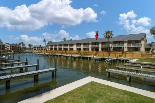 Un puerto deportivo con bancos y un edificio al fondo. en BoHo by the Bay, en Rockport