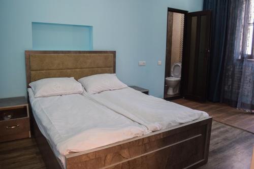 Ένα ή περισσότερα κρεβάτια σε δωμάτιο στο River Side Guest House