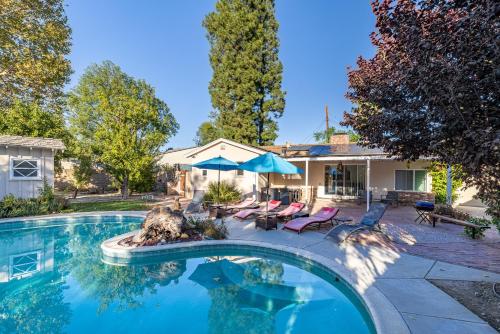 La alberca dentro o cerca de Spacious Home with Garden & Pool