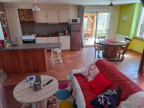 un salon avec un canapé et une table dans l'établissement Gîte du bois blanc, à Saint-Clément