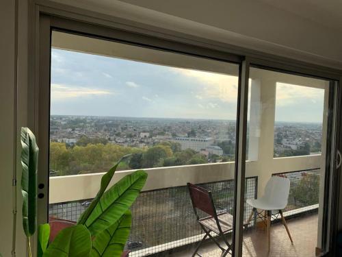 balcón con vistas a la ciudad en Appartement refait à neuf avec vue sur la ville en Poitiers