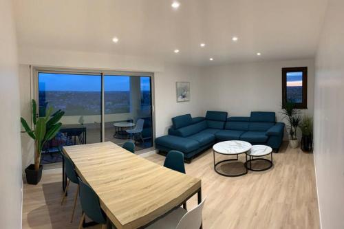 sala de estar con sofá azul y mesa en Appartement refait à neuf avec vue sur la ville en Poitiers