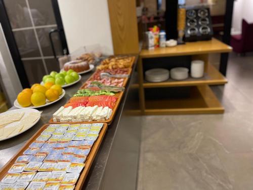 bufet z różnymi rodzajami żywności w obiekcie Hotel Europa w Tiranie