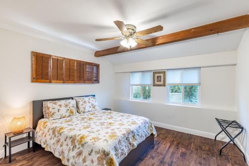 - une chambre avec un lit et un ventilateur de plafond dans l'établissement Spacious Home with Garden & Pool, à Northridge