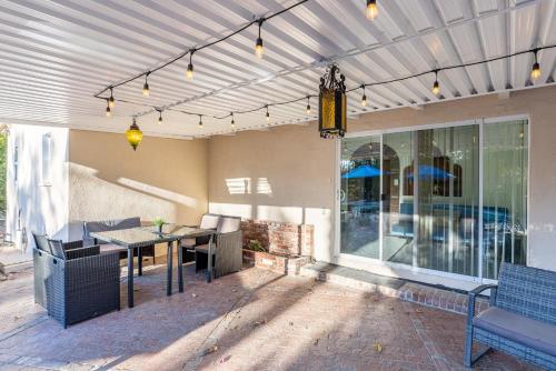 Un balcón o terraza en Spacious Home with Garden & Pool