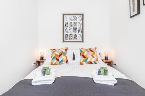 een slaapkamer met een groot bed met twee kaarsen bij Modern Riverside Apartment with Free parking space in Szczecin